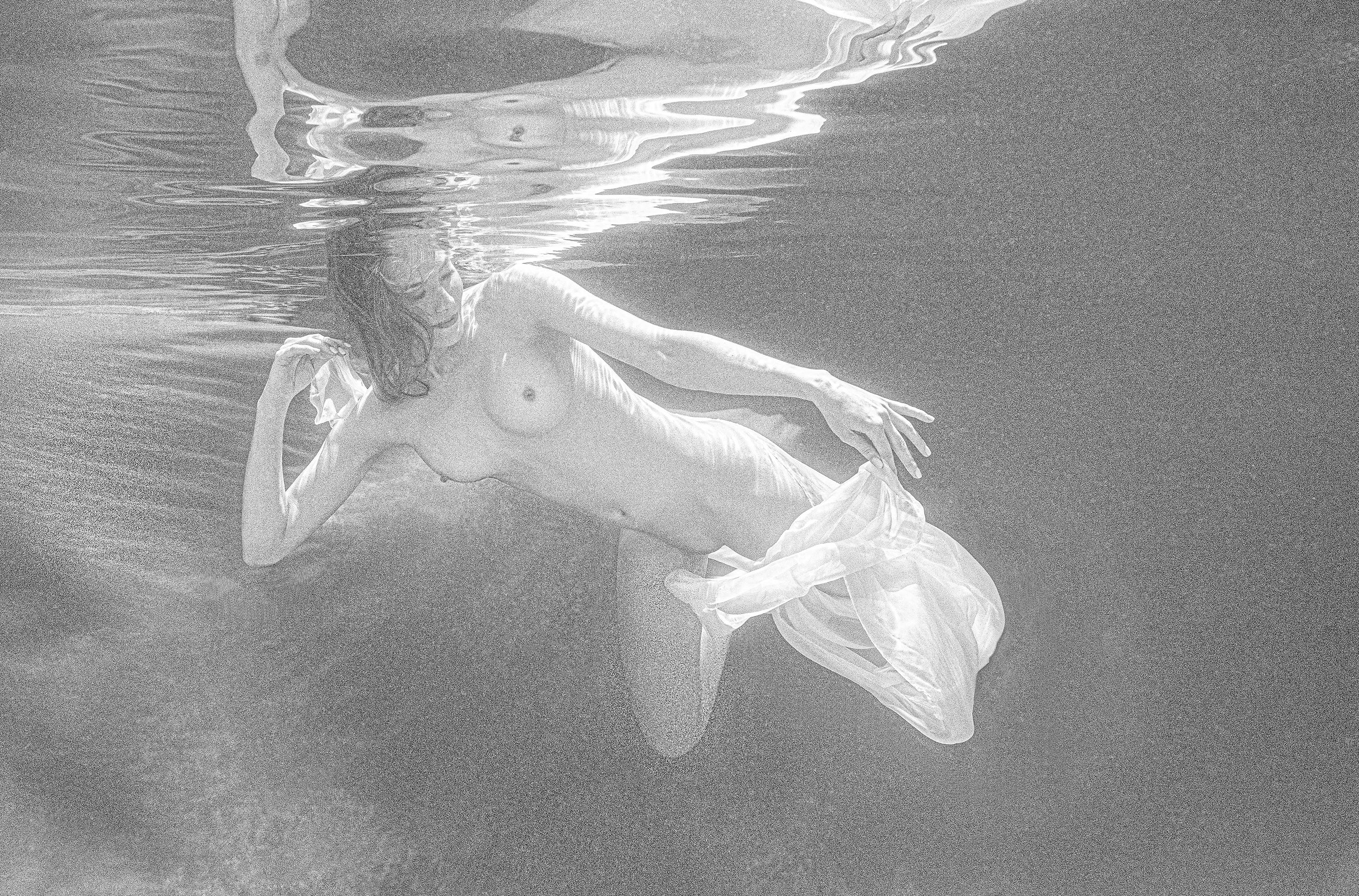 Alex Sher Nude Photograph – Aquarell-Aquarell-Sketch – Schwarz-Weiß-Nacktfotografie in Unterwasser – Archivpigment 23x35