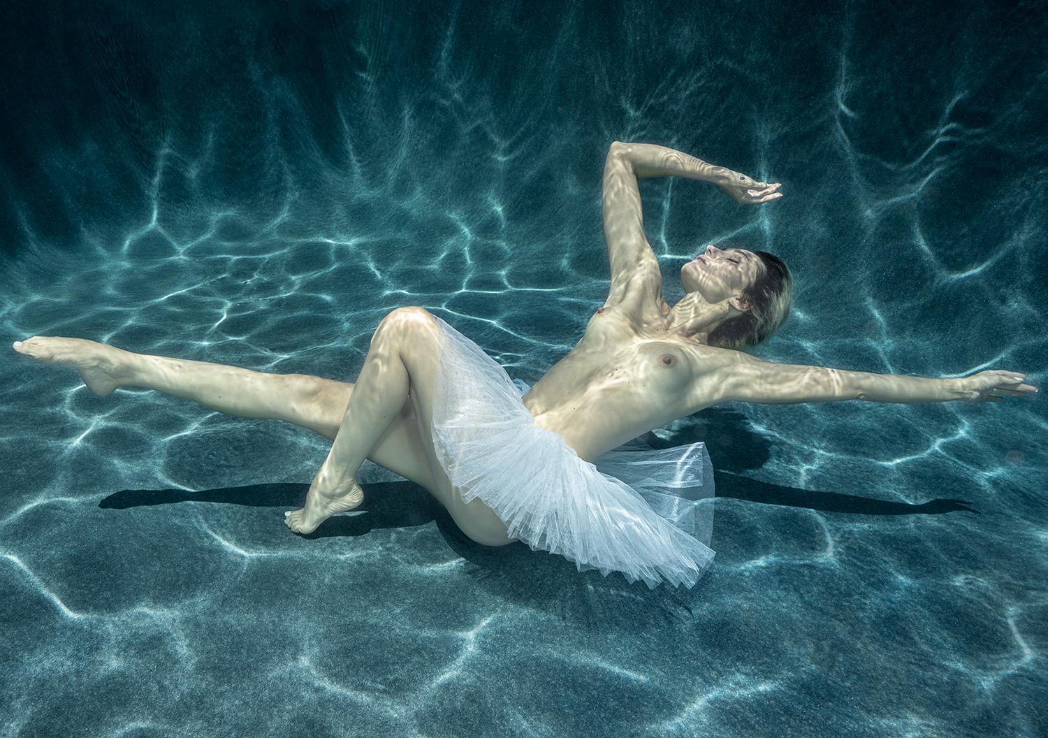 Weißer Swan - Unterwasser Akt Ballett Fotografie - Druck auf Papier 16,5 x 23,5 – Photograph von Alex Sher
