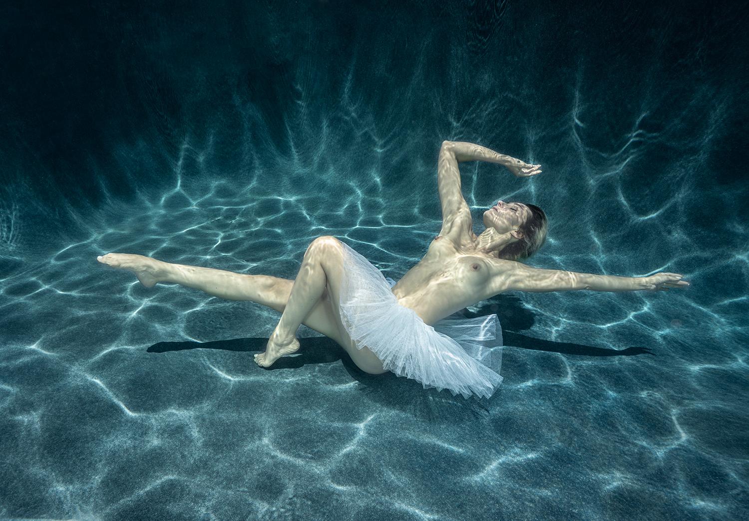 Alex Sher Figurative Photograph – Weißer Swan - Unterwasser Akt Ballett Fotografie - Druck auf Papier 16,5 x 23,5