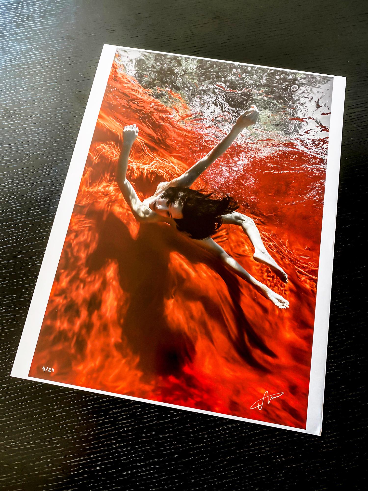 Sang sauvage  - photographie de nu sous-marine - impression pigmentaire d'archives 24x18