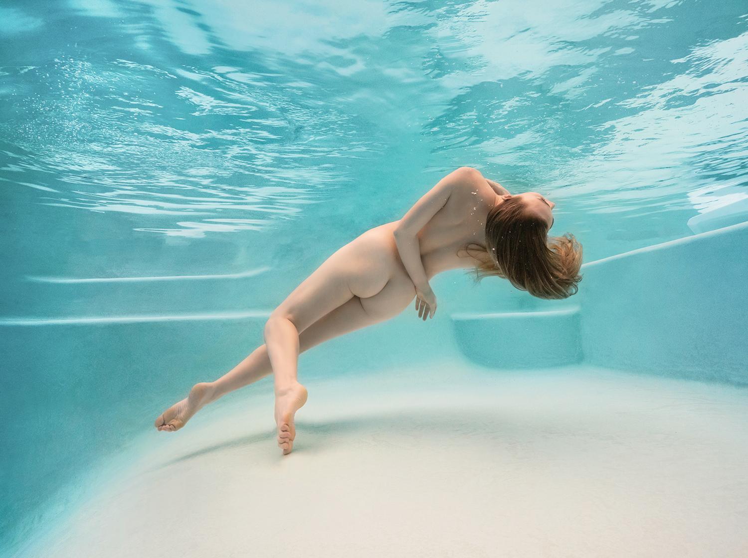 Alex Sher Figurative Photograph – Zero Gravity Lounge II – Unterwasser-Nackte Fotografie – Archivdruck 17,5"x23,5"