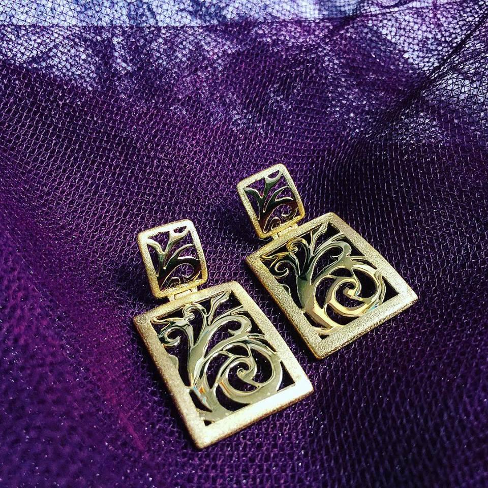 Alex Soldier 18 Karat Gold Ornament Contrast Texture Drop Earrings 1