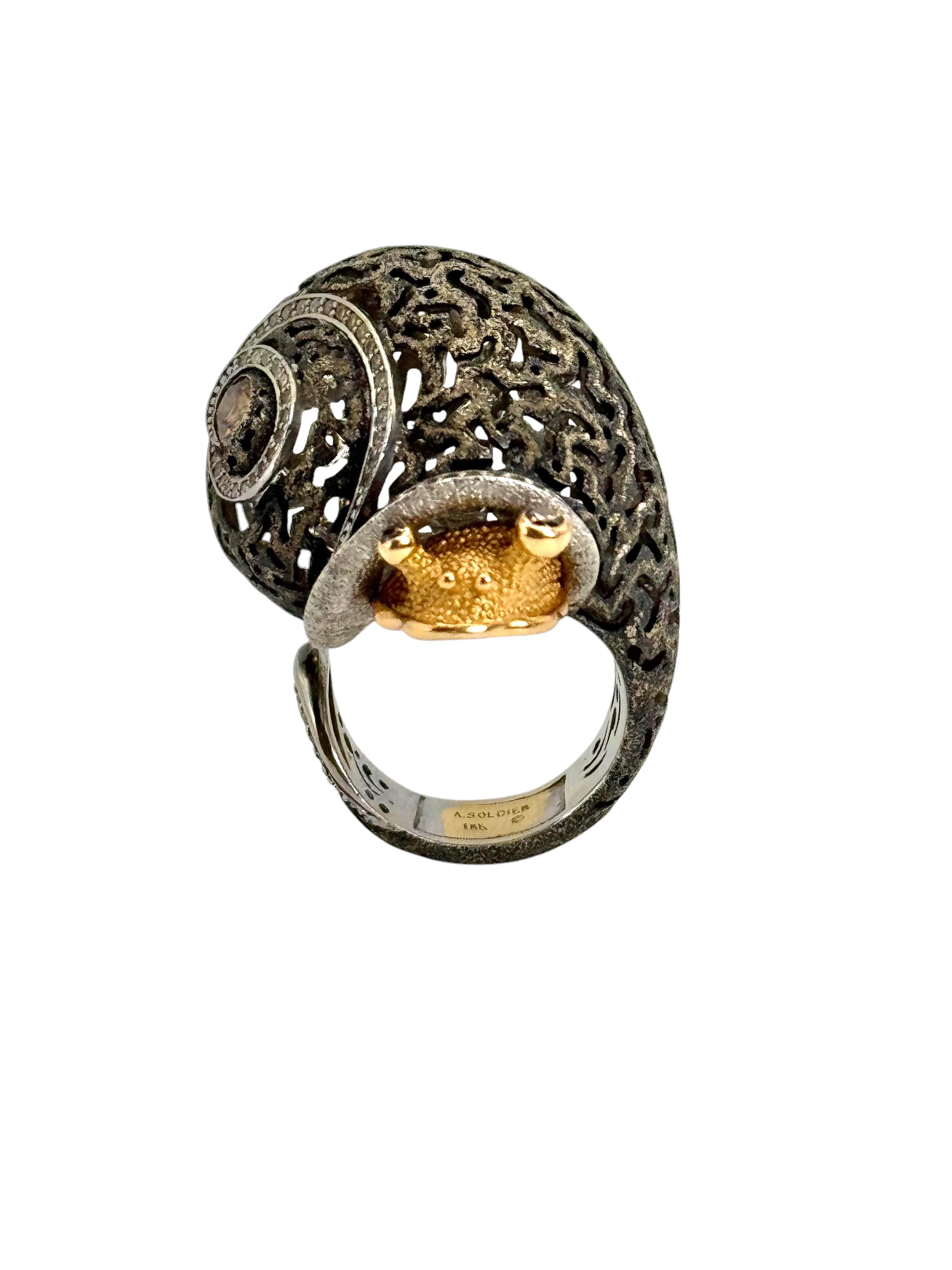 Alex Soldier 18K Gold Snail Ring with Diamonds In Excellent Condition For Sale In Great Neck Plaza, NY