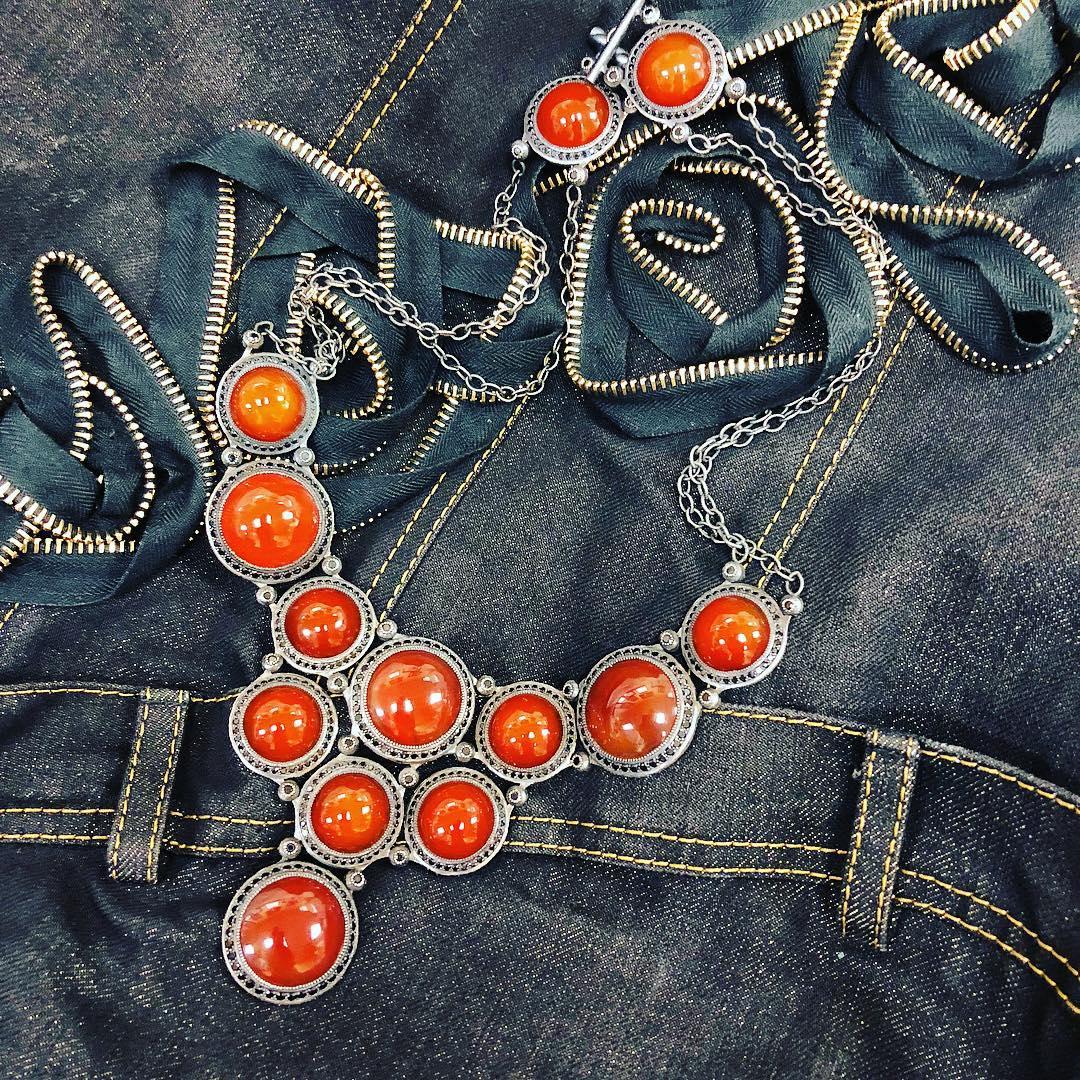 Contemporaneo Alex Soldier Collana in argento ossidato con corniola e spinello, unica nel suo genere in vendita