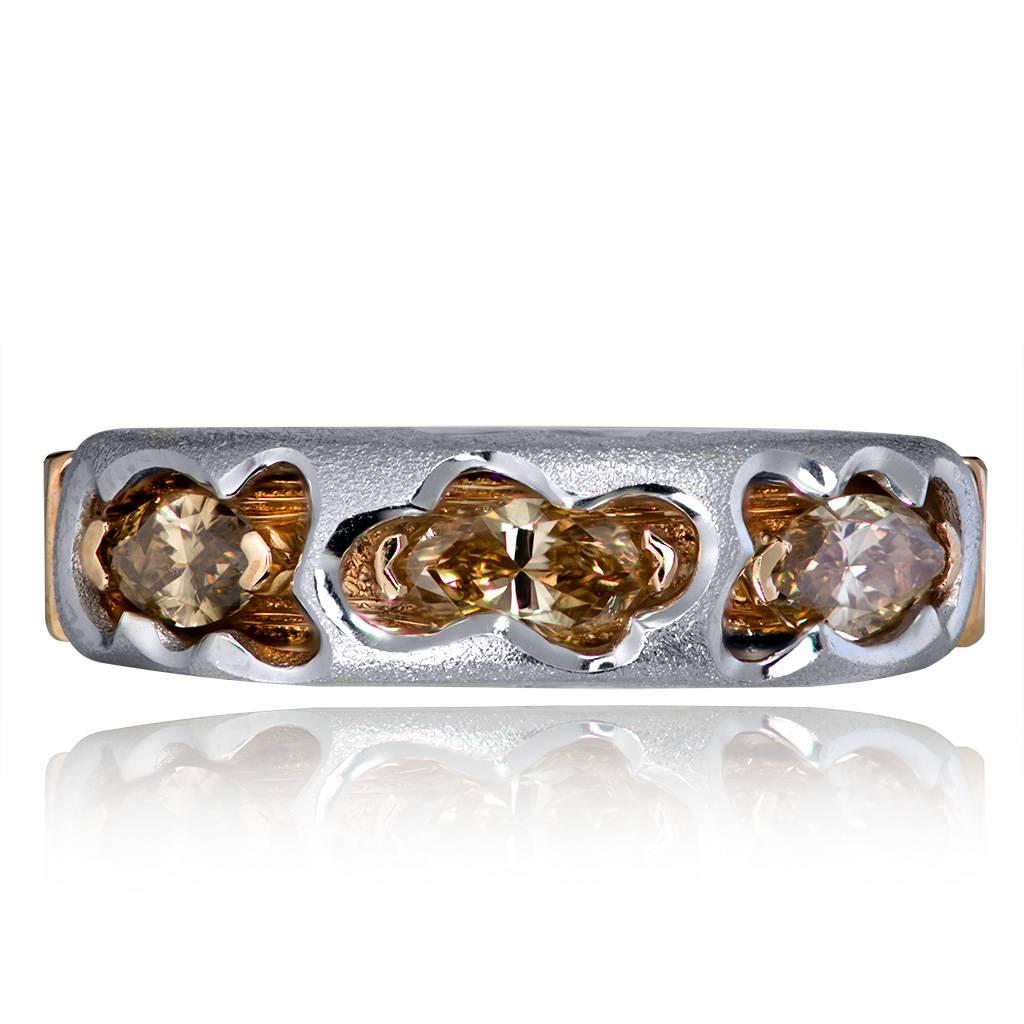 Anello Alex Soldier Hidden Realms Diamond in oro rosa e bianco 18 carati con diamanti champagne: 0,9 ct. Realizzato a mano a NYC. Ordine speciale. La misura dell'anello viene realizzata su ordinazione. 

Informazioni sull'artista:
Conosciuto per la