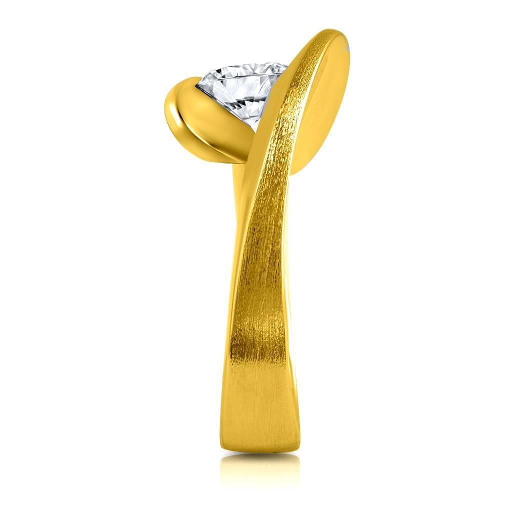 Taglio rotondo Alex Soldier Dance of Life Anello di fidanzamento in oro e diamanti Made in NYC in vendita