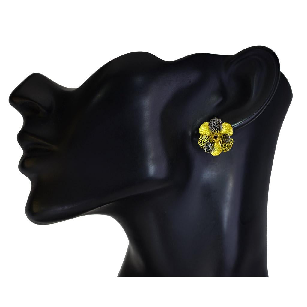 Taille ronde Alex Soldier Boucles d'oreilles fleur de vie et d'espoir en or 18 carats texturé avec diamants en vente