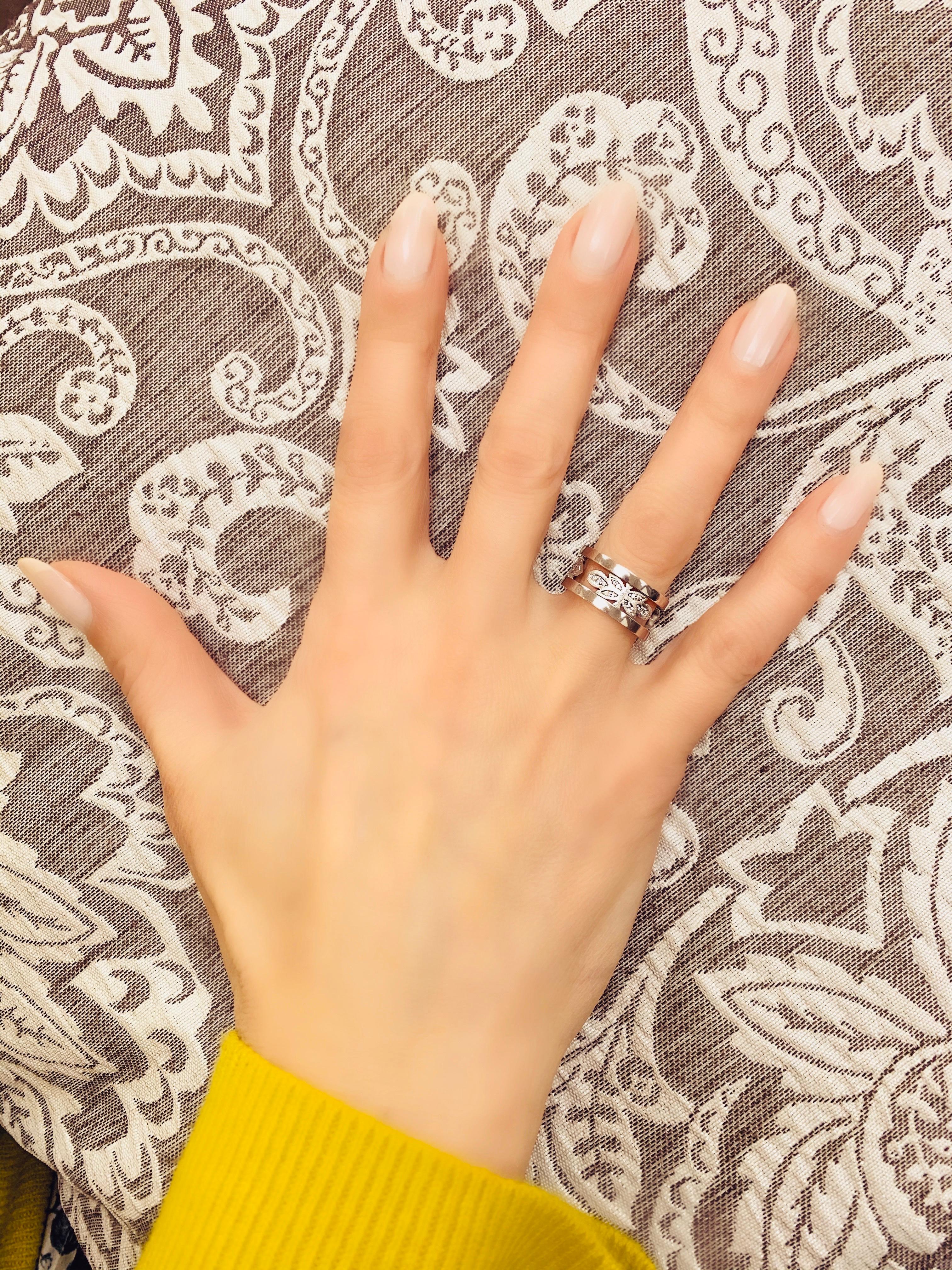 Alex Soldier Diamantband aus 18 Karat Weißgold mit charakteristischer Metallarbeit. Handgefertigt mit Liebe in NYC aus verantwortungsvoll beschafften Materialien. Weiße Diamanten: 42 Steine, Karatgewicht insgesamt: 0,3 ct. Ringgröße: 6,5. Die