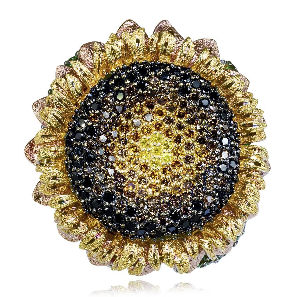 La bague Alex Soldier Sunflower est l'incarnation de la beauté et de la grâce. Il ravit les sens et présente une intégration complexe de sens, de design et de superbe artisanat qui est véritablement de l'art à porter. Les couleurs sont saisissantes