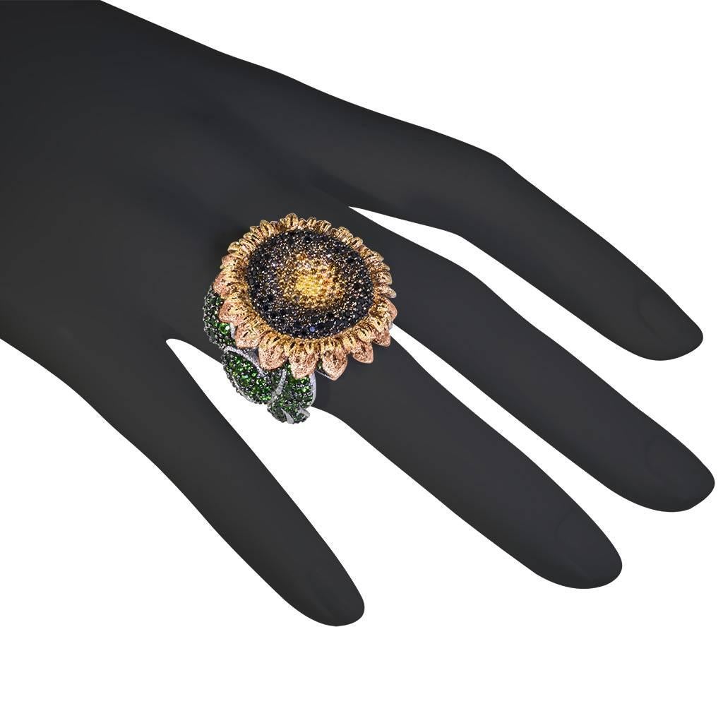 AleX Seen Diamond Chrome Diopside Gold Sunflower Ring as seen on Kate Upton (Bague tournesol en or avec diamant et diopside chromé, vue sur Kate Upton) en vente 1