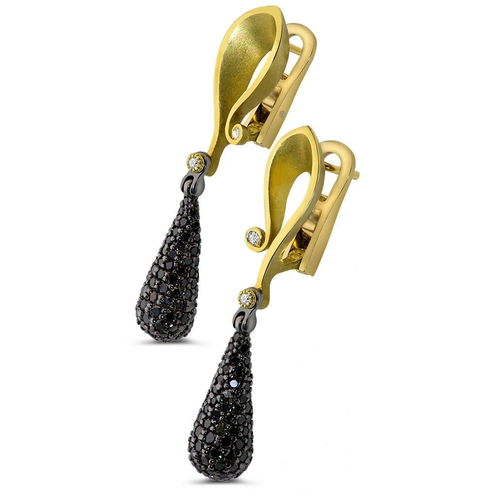 Gli splendidi e graziosi fiori di Calla affascinano con la loro bellezza e invitano a un viaggio in terre esotiche. Poiché questi misteriosi fiori crescono in habitat tropicali, la collezione Calla si rivolge allo spirito libero che c'è in ognuno di