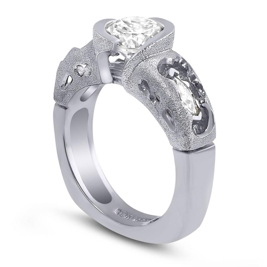 Comme le reflet des étoiles dans une rivière mystique la nuit, chaque design de cette collection envoûtante inspire à découvrir les royaumes cachés de l'autre et à grandir ensemble dans l'esprit et l'amour. Fabriquée à la main à New York. Disponible