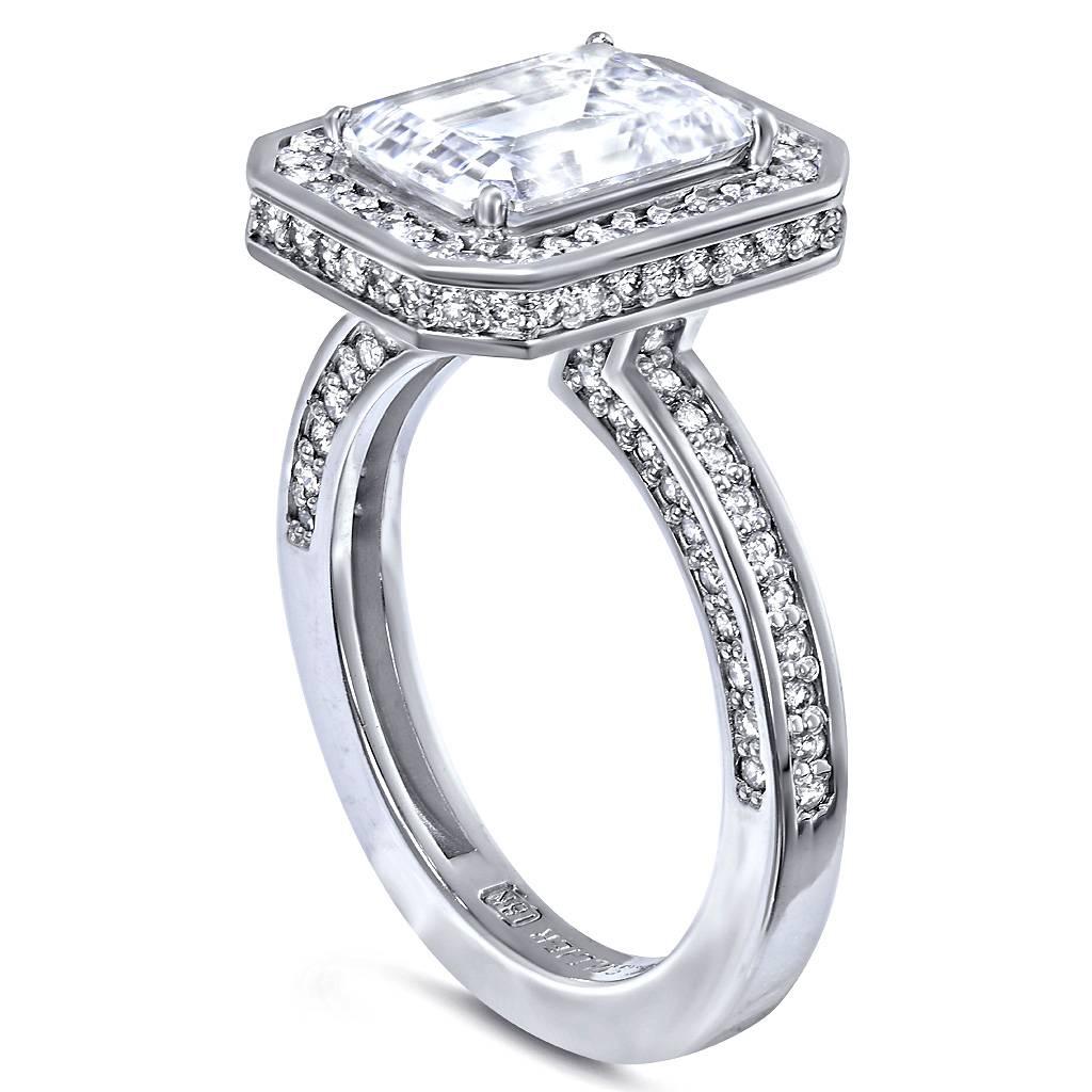 L'amore eterno prende vita quando incontriamo colui che lo accende in noi. Vive sempre dentro di noi e ci ricordiamo della sua presenza con una bellissima manifestazione sotto forma di anello di fidanzamento e fede nuziale. La collezione Eternal