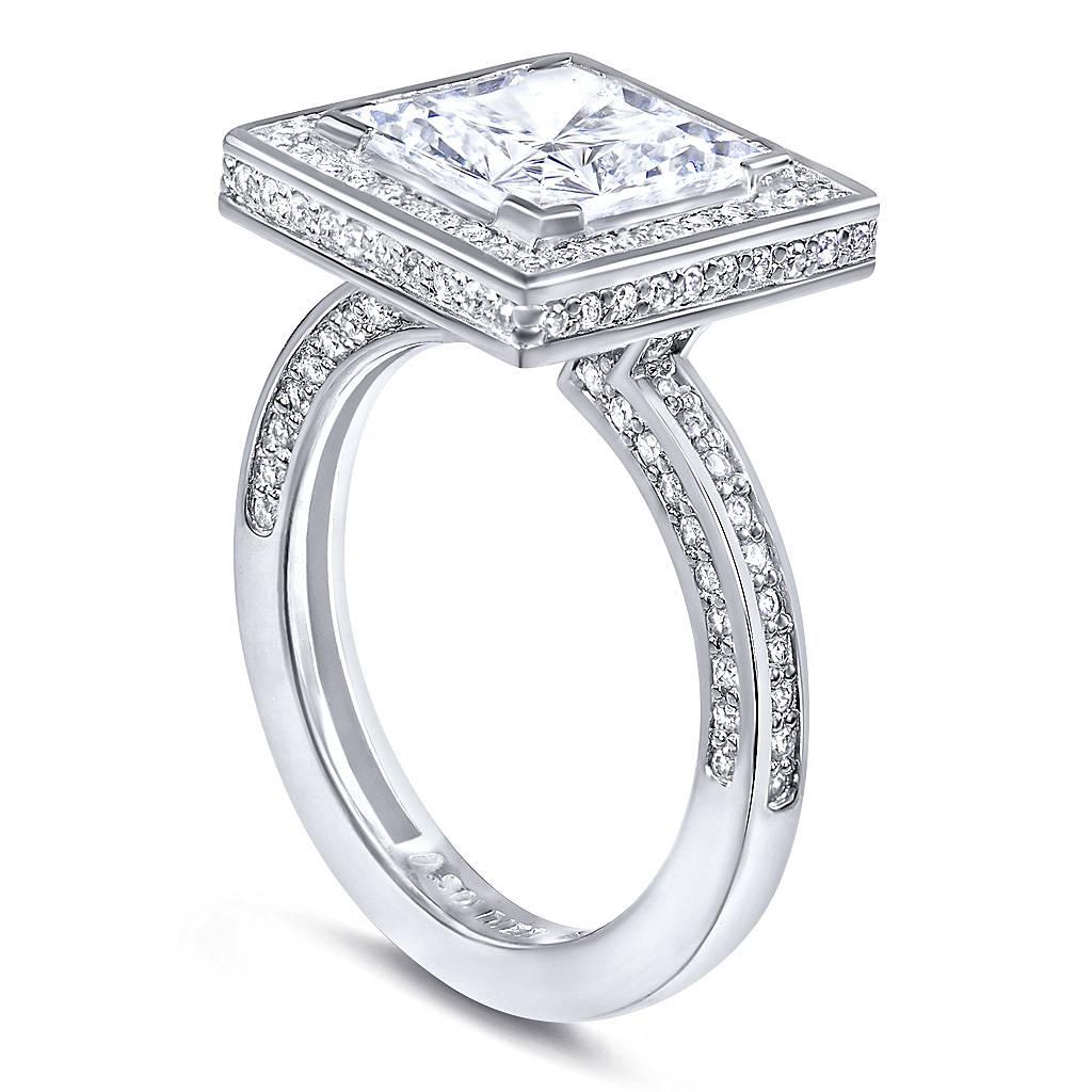 L'amore eterno prende vita quando incontriamo colui che lo accende in noi. Vive sempre dentro di noi e ci ricordiamo della sua presenza con una bellissima manifestazione sotto forma di anello di fidanzamento e fede nuziale. La collezione Eternal