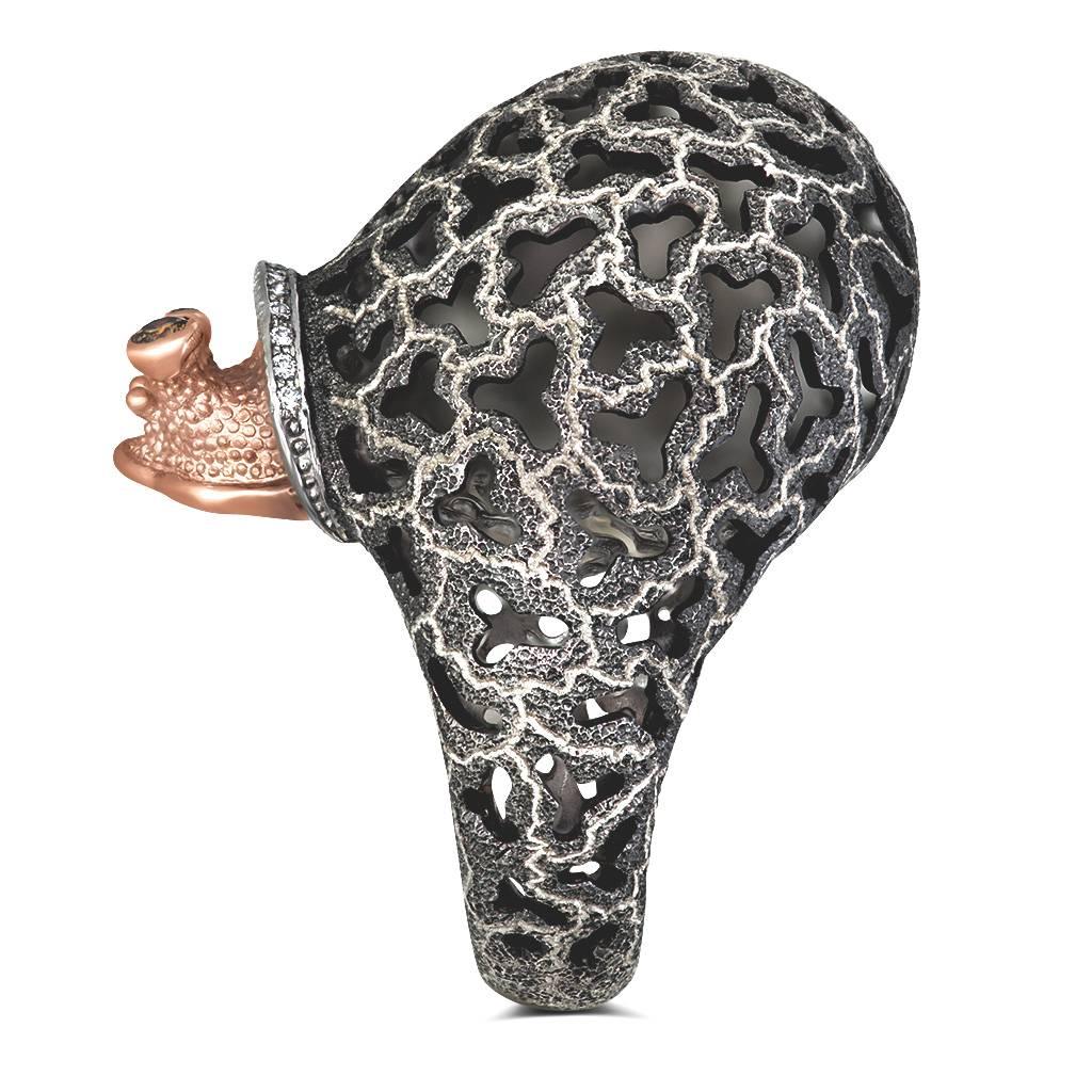 Taille ronde Alex Soldier, bague « Codi the Snail » en or et argent sterling texturée à la main avec diamants en vente
