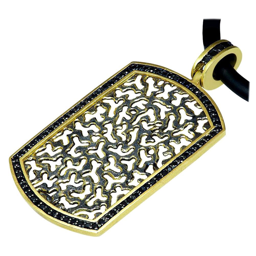Ogni design della collezione di medagliette unisex di Alex Soldier è finemente decorato a mano con un motivo metallico che crea un intricato effetto visivo di un intarsio di diamanti. Sia che vengano indossate da sole come pezzo forte, sia che