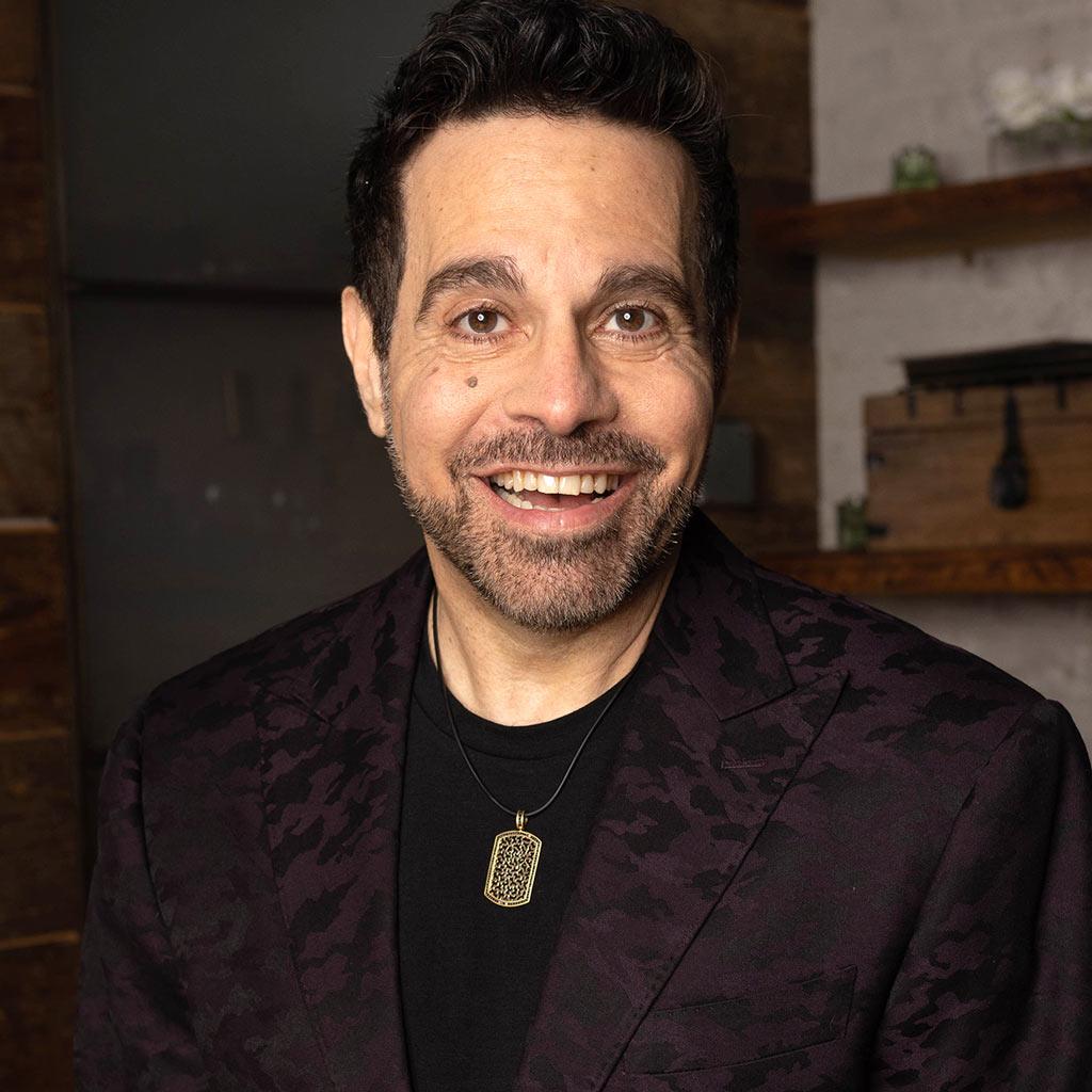 Ciondolo con medaglia in oro Alex Soldier, visto su Mario Cantone & Amir Arison In condizioni Nuovo in vendita a New York, NY