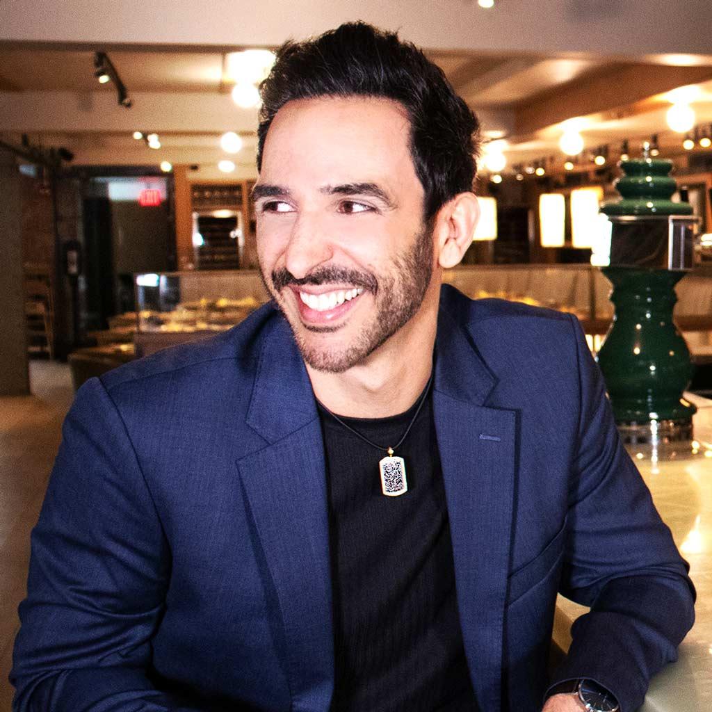 Ciondolo con medaglia in oro Alex Soldier, visto su Mario Cantone & Amir Arison in vendita 1
