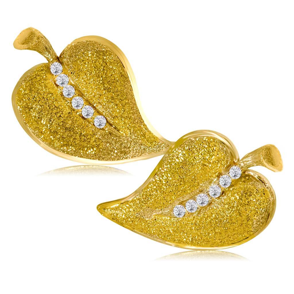 Taille ronde Alex Soldier Diamond Gold Textured Leaf Stud Earrings One of a Kind (Boucles d'oreilles feuilles texturées en or avec diamant) en vente