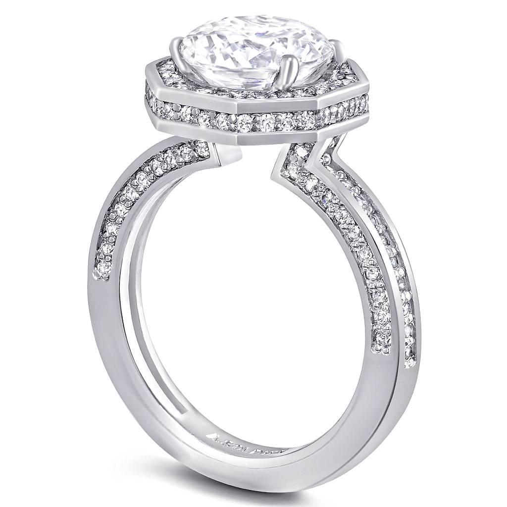 L'amore eterno prende vita quando incontriamo colui che lo accende in noi. Vive sempre dentro di noi e ci ricordiamo della sua presenza con una bellissima manifestazione sotto forma di anello di fidanzamento e fede nuziale. La collezione Eternal