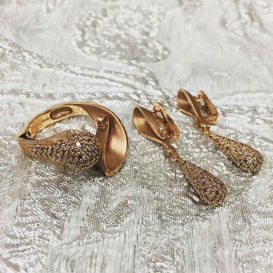 Alex Soldier - Boucles d'oreilles pendantes en or rose et diamants - Uniques en leur genre Unisexe en vente