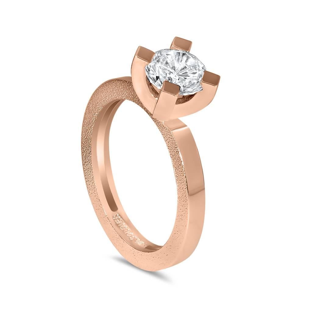 La colección Princesa de Alex Soldier refleja el lugar especial de realeza que ocupa tu futura esposa en tu corazón. La forma de las púas se asemeja a una corona para elevar su espíritu y expresar tu amor. Sirve para demostrar lo mucho que aprecias