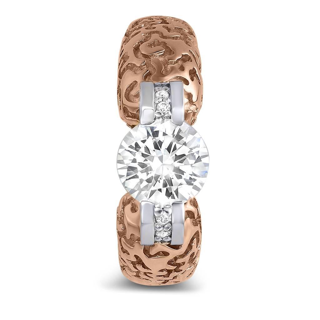 La collection Lily d'Alex Soldier est dédiée à l'amour aussi pur et beau qu'une fleur de lys. Chaque bague est dotée d'une monture invisible et d'une forme unique. Comme suspendue dans les airs, la pierre centrale est visible de tous les côtés et