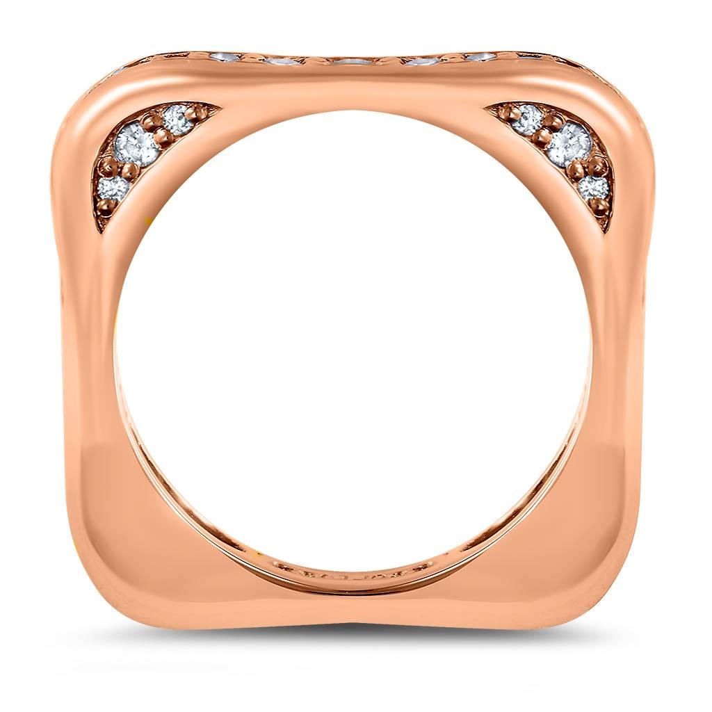 Curve eleganti e raffinate si intrecciano e si trasformano in un bellissimo capolavoro di amore e sensualità. La collezione Modern Sensuality di Alex Soldier offre una scelta illimitata di anelli di fidanzamento che fanno al caso tuo, da semplici