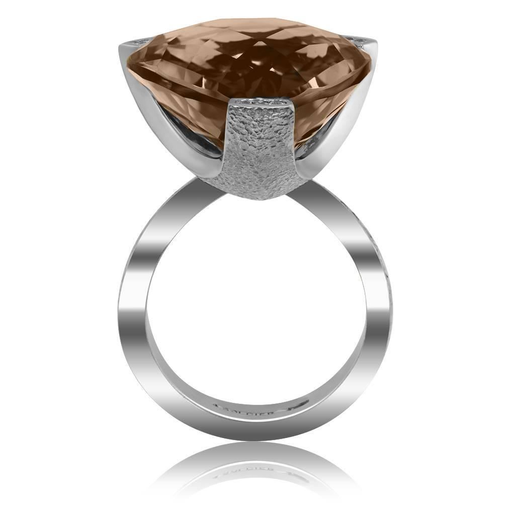 Taille poire Alex Soldier Diamond Smoky Quartz White Gold Textured Swan Ring One of a Kind (bague cygne texturée en or blanc) en vente