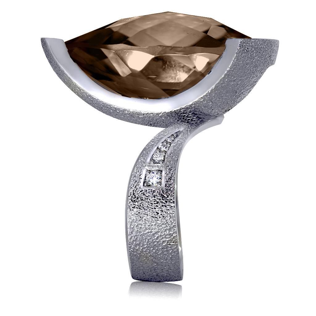 Alex Soldier Diamond Smoky Quartz White Gold Textured Swan Ring One of a Kind (bague cygne texturée en or blanc) Neuf - En vente à New York, NY