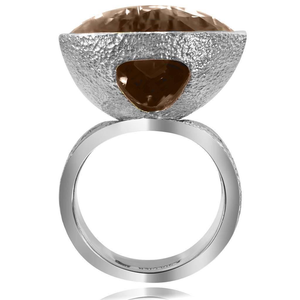 Alex Soldier Diamond Smoky Quartz White Gold Textured Swan Ring One of a Kind (bague cygne texturée en or blanc) Unisexe en vente