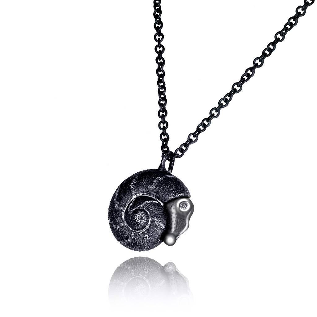 Alex Soldier usa le lumache come promemoria per rallentare e godersi la vita. È diventato un classico immediato e uno dei cimeli del marchio con la qualità e il fascino dei gioielli più ricercati al mondo. Formata da un perfetto equilibrio di colori