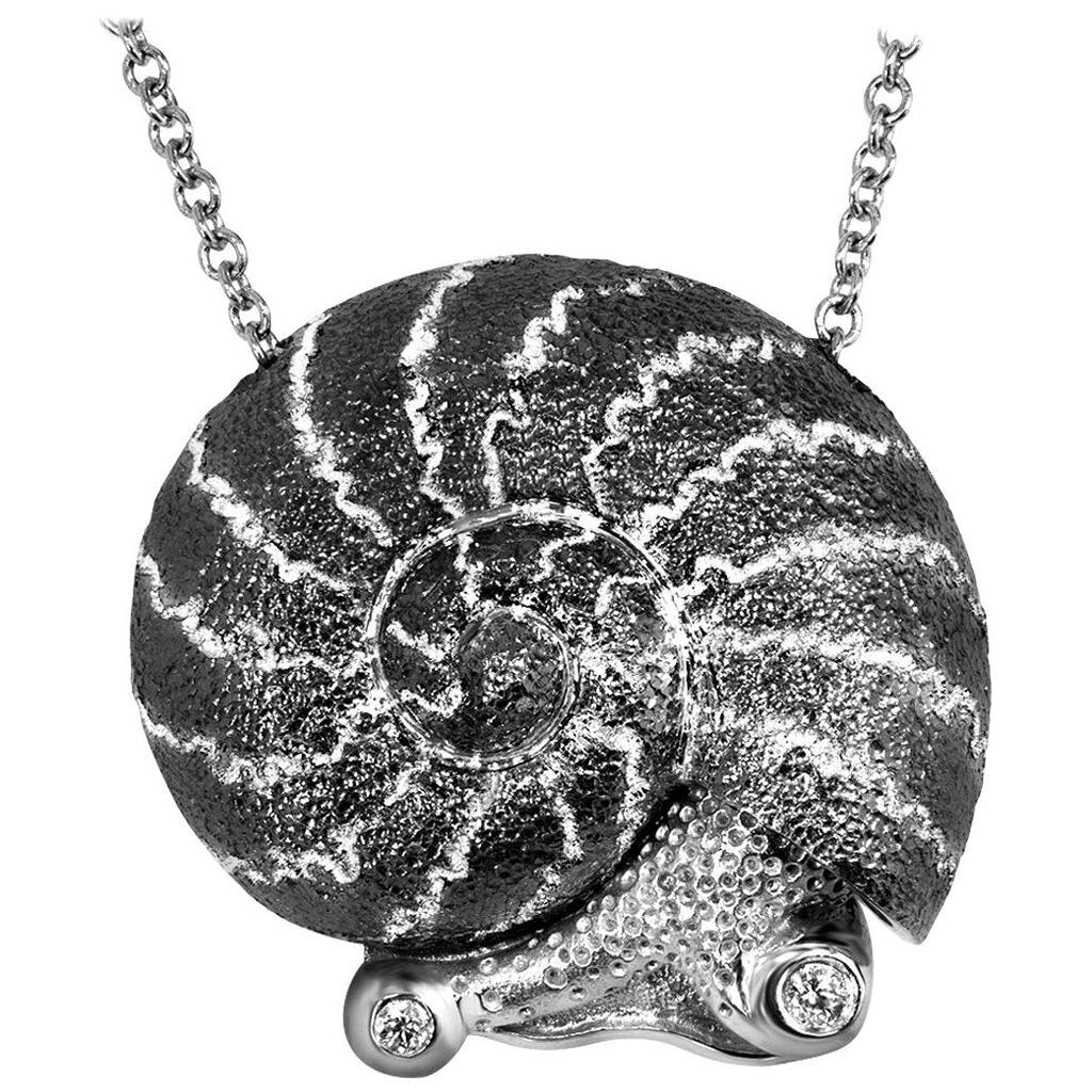 Alex Soldier utilise les escargots comme un rappel pour ralentir et profiter de la vie. Ce sont instantanément devenus des classiques et l'un des héritages caractéristiques de la marque, avec la qualité et l'attrait des bijoux les plus recherchés au