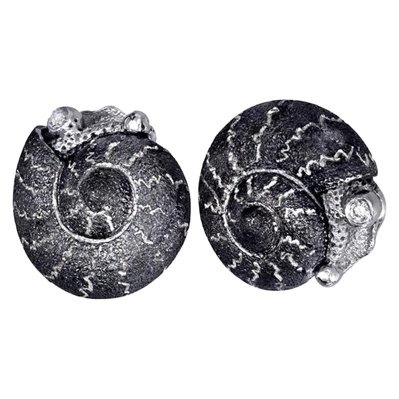 Alex Soldier Clous d'oreilles escargot texturé en argent sterling et diamants en vente