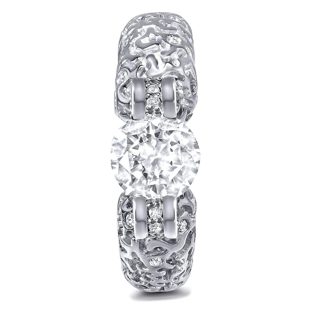 La collection Lily d'Alex Soldier est dédiée à l'amour aussi pur et beau qu'une fleur de lys. Chaque bague est dotée d'une monture invisible et d'une forme unique. Comme suspendue dans les airs, la pierre centrale est visible de tous les côtés et