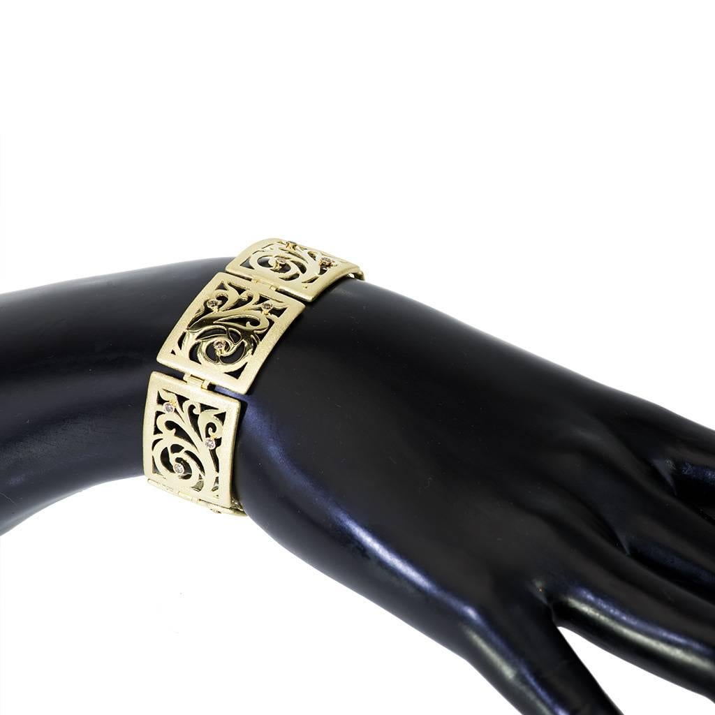Contemporaneo Alex Soldier Bracciale con diamanti in oro giallo e texture a contrasto realizzato a mano A Link in vendita