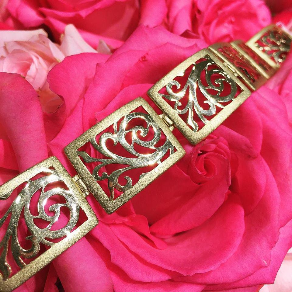 Taglio rotondo Alex Soldier Bracciale con diamanti in oro giallo e texture a contrasto realizzato a mano A Link in vendita