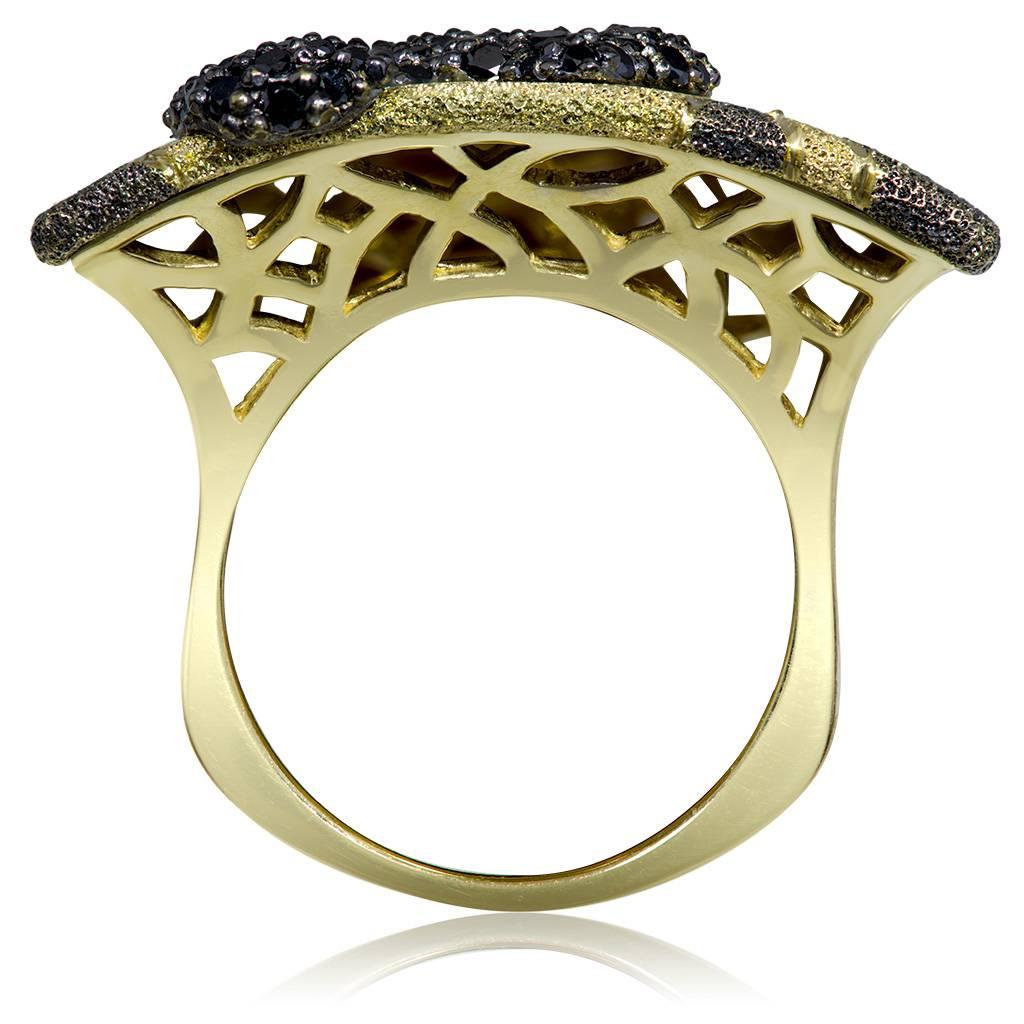 La bague à motif Volna d'Alex Soldier Gold est composée de 1 carat de diamants noirs, en or jaune 18 carats avec rhodium noir (famille du platine), et finie avec un travail de métal exclusif qui crée une illusion d'étincelle intérieure.  Fabriqué à