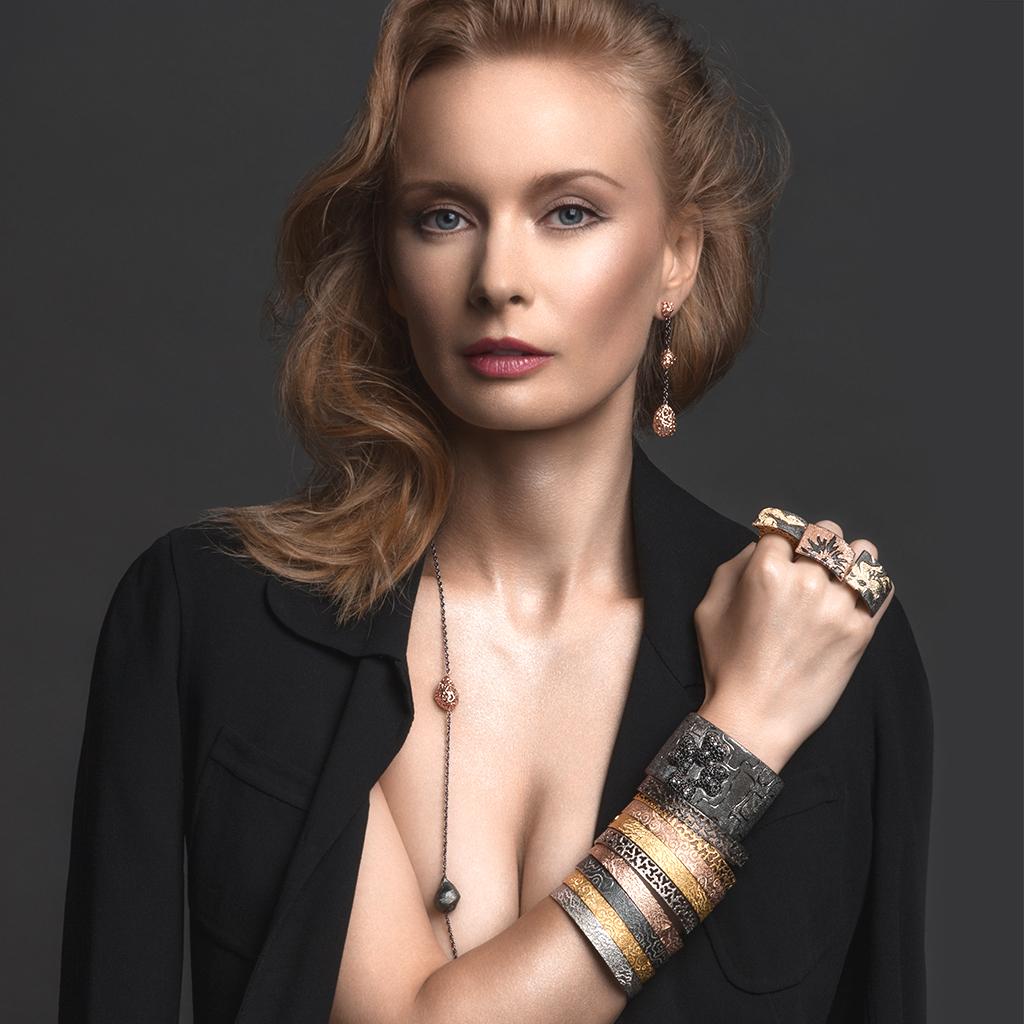 Alex Soldier Diamond Bague Volna texturée en or jaune One of a Kind Unisexe en vente