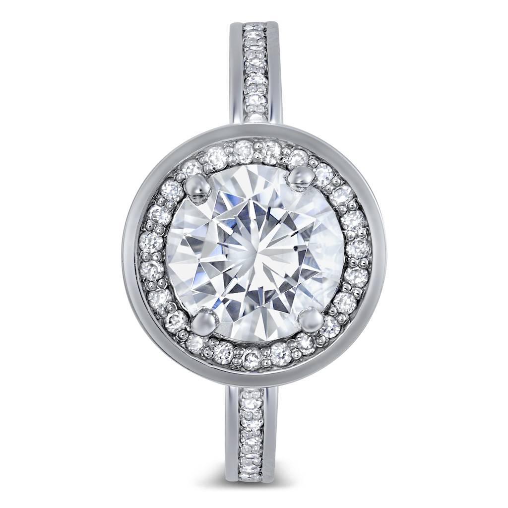 L'amore eterno prende vita quando incontriamo colui che lo accende in noi. Vive sempre dentro di noi e ci ricordiamo della sua presenza con una bellissima manifestazione sotto forma di anello di fidanzamento e fede nuziale. La collezione Eternal