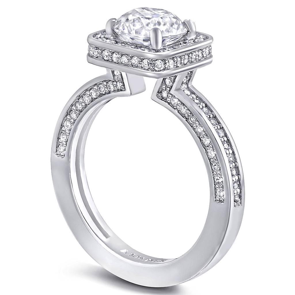 L'amore eterno prende vita quando incontriamo colui che lo accende in noi. Vive sempre dentro di noi e ci ricordiamo della sua presenza con una bellissima manifestazione sotto forma di anello di fidanzamento e fede nuziale. La collezione Eternal