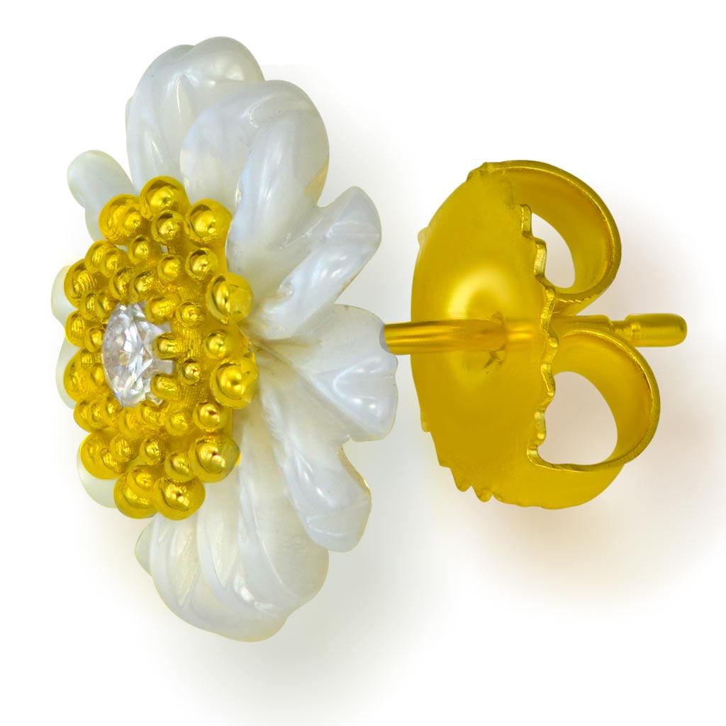 Contemporain Alex Soldier Boucles d'oreilles en or en forme de fleur de bébé avec topaze et nacre sculptée en vente