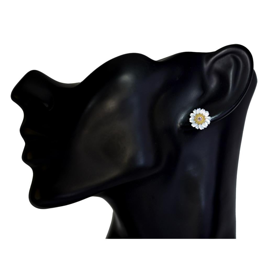 Alex Soldier Pendientes Flor de Bebé de Oro con Topacio y Madreperla Tallada en Nuevo estado para la venta en New York, NY