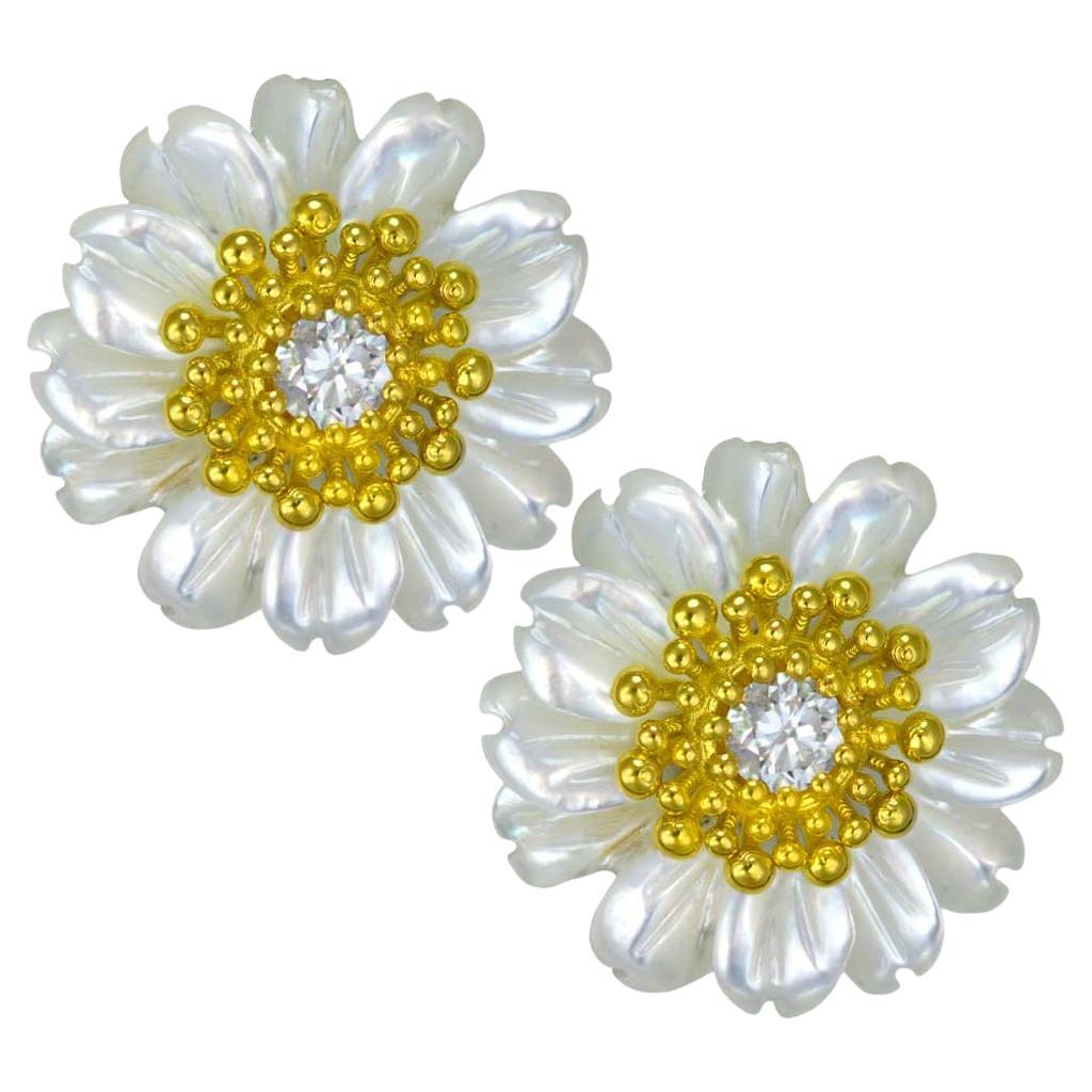Alex Soldier Pendientes Flor de Bebé de Oro con Topacio y Madreperla Tallada en venta