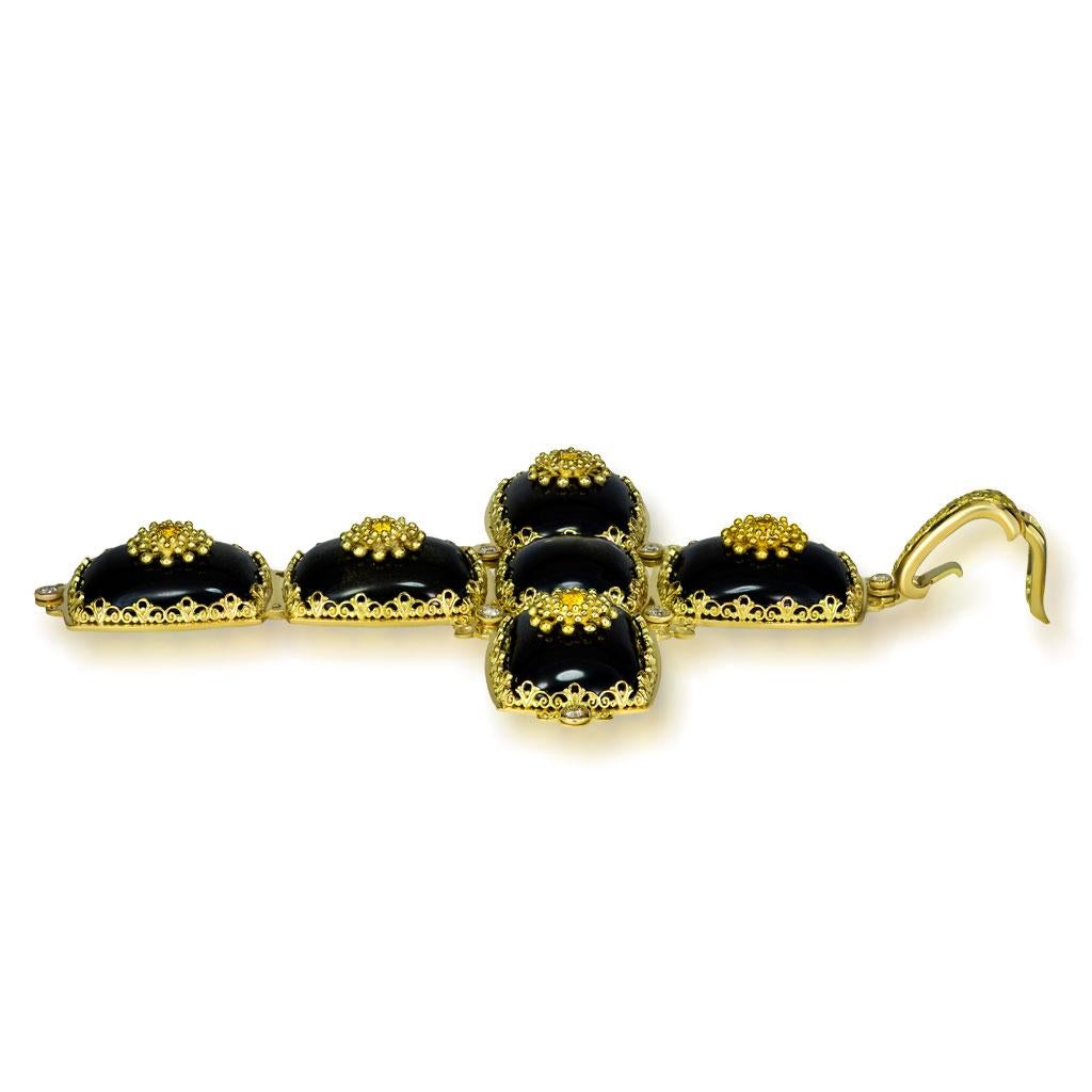 Taille coussin Alex Soldier, collier pendentif obsidienne en or avec croix, saphirs et diamants, unique en son genre en vente