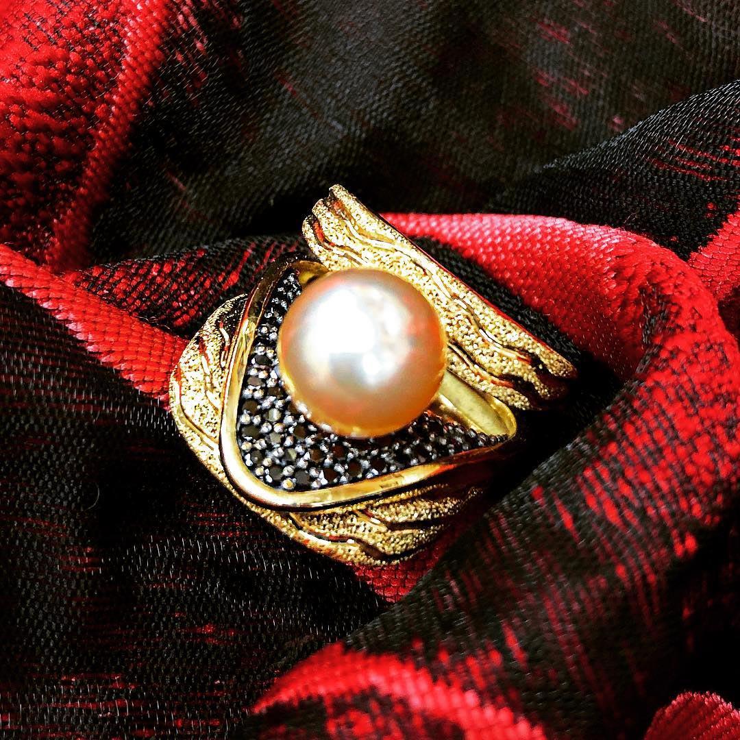 Alex Soldier Boucles d'oreilles boutons de manchette texturés en or 18 carats avec perles et diamants, exemplaire unique en vente 4