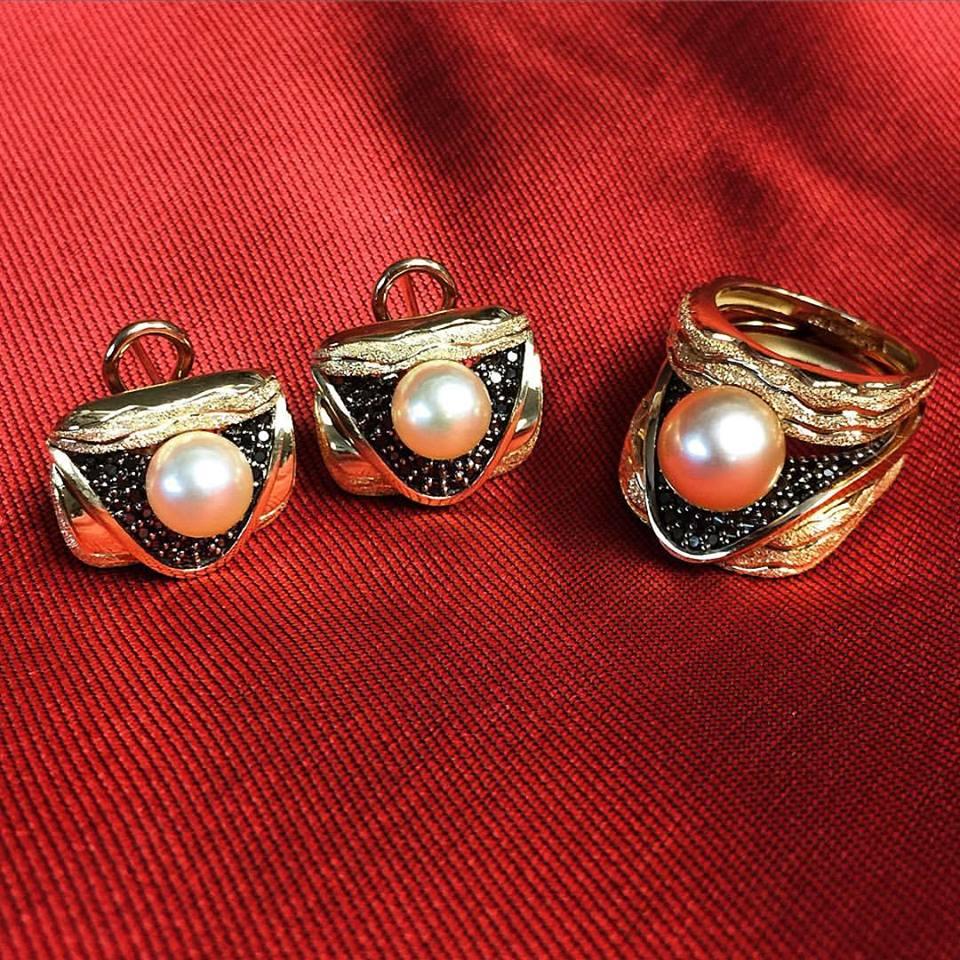 Alex Soldier Pearl Diamond 18k Gold Textured Earrings Cufflinks One of a Kind For Sale 2