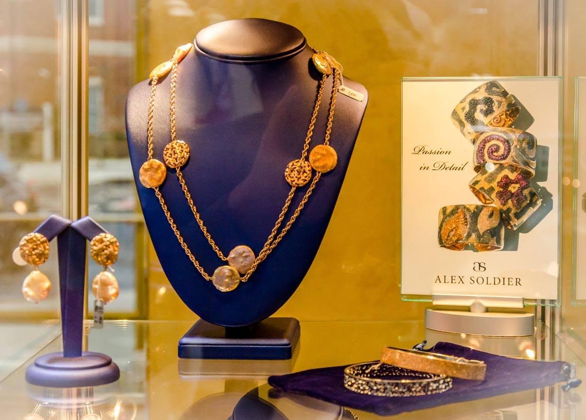 Taglio rotondo Alex Soldier Perla in argento sterling e oro con texture Moneta Station Necklace in vendita