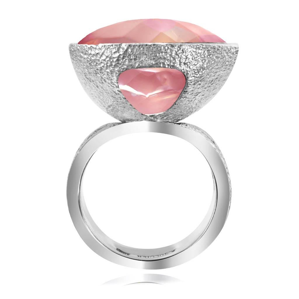 Taille poire Alex Soldier Bague cygne en or blanc avec quartz rose et diamants, unique en son genre en vente