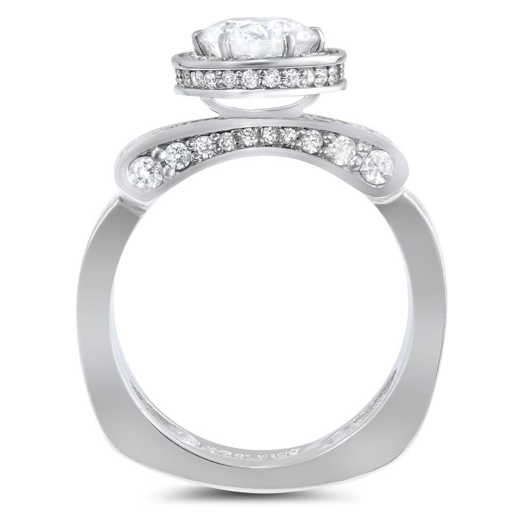 Diamanti bianchi: 72 pietre, peso totale in carati: 0,58 ct. Tieni presente che il peso della caratura può variare leggermente perché ogni creazione di Alex Soldier è fatta a mano. Gamma di pietre centrali: 0,8-1,2 ct. La pietra centrale è venduta